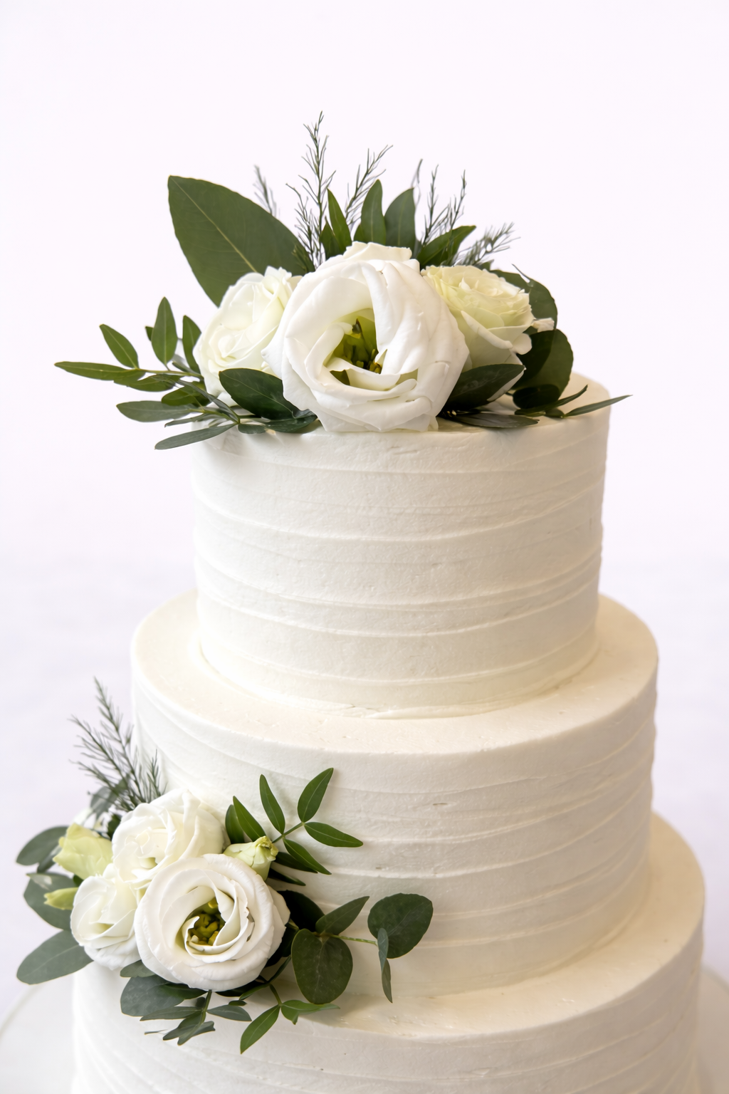 Torta Blanca con flores  3 pisos