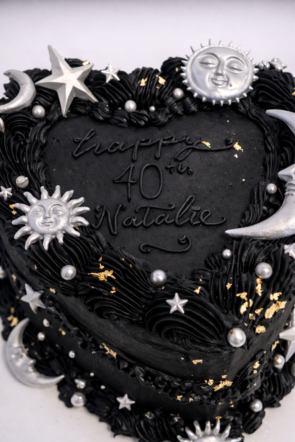 Torta corazon en negro celestial