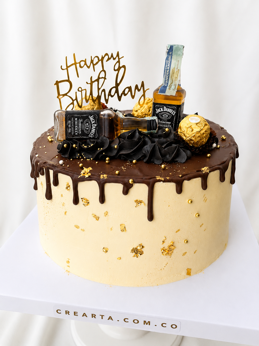Torta elegante con botellas y chocolates