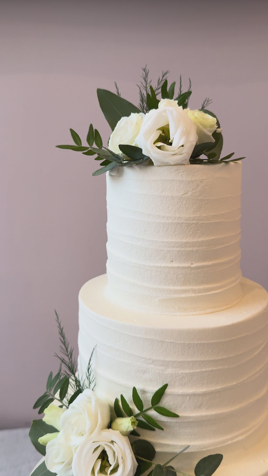 Torta Blanca con flores  3 pisos