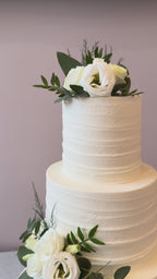 Torta Blanca con flores  3 pisos