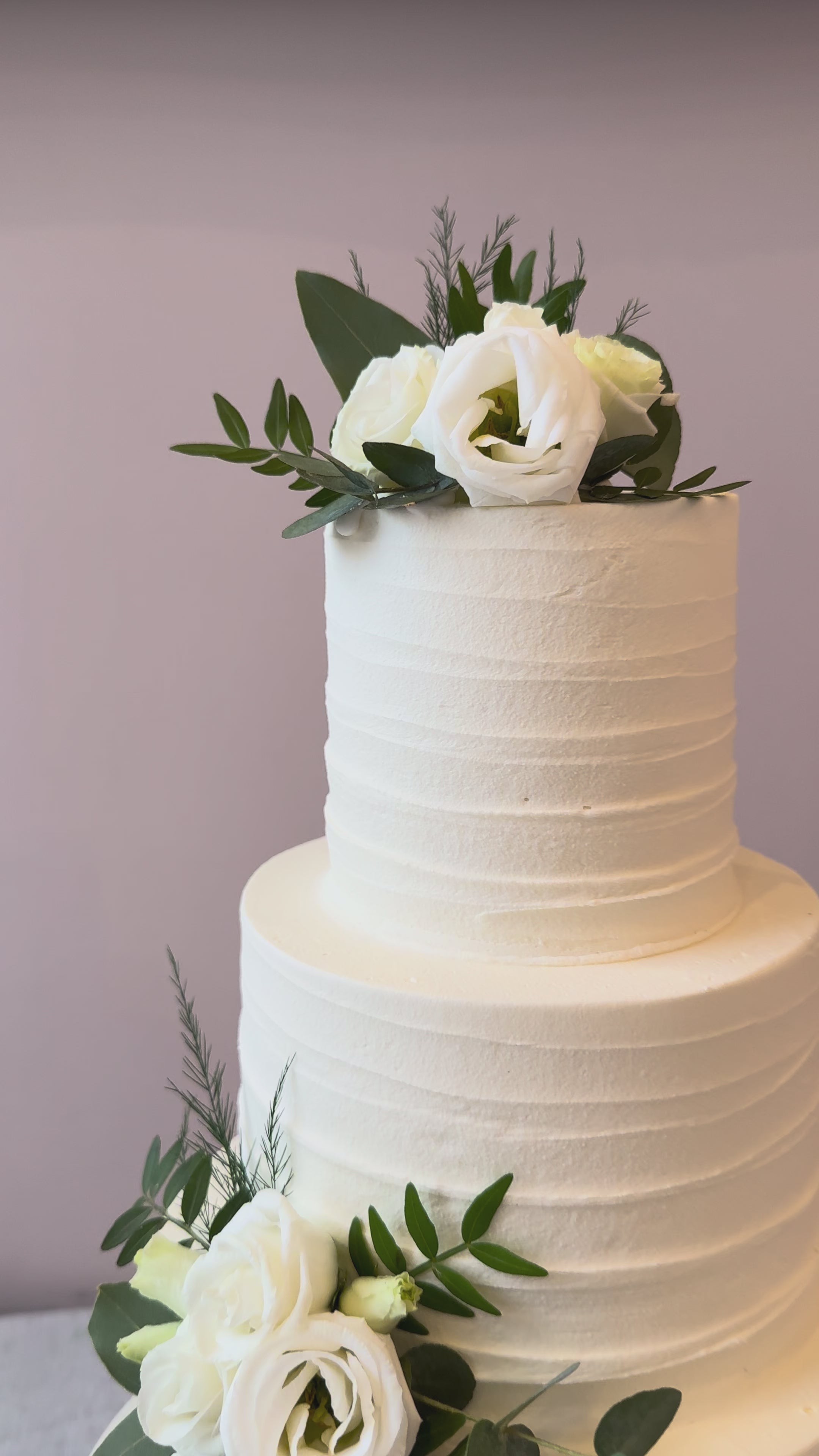 Torta Blanca con flores  3 pisos