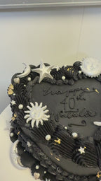 Torta corazon en negro celestial