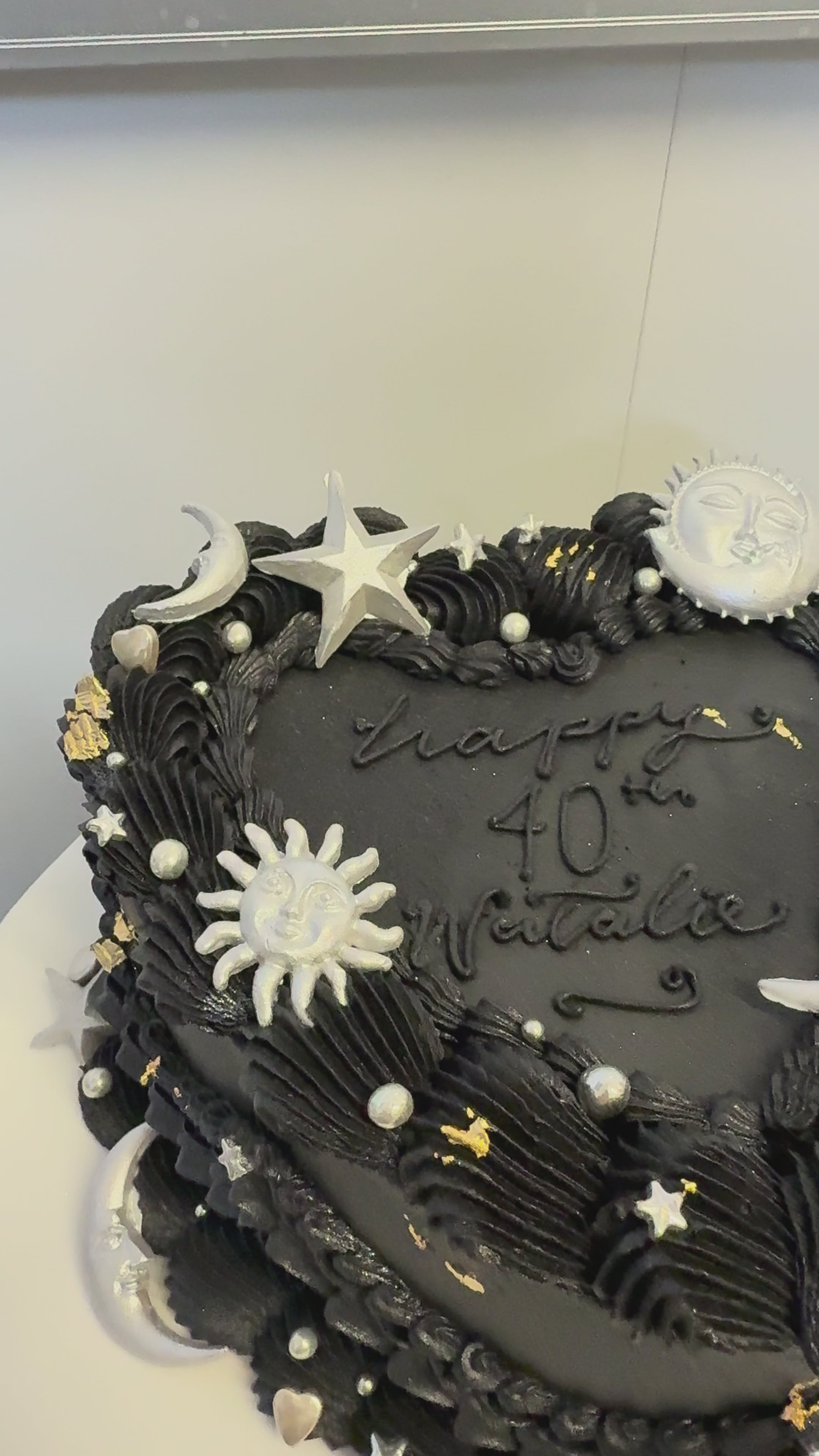 Torta corazon en negro celestial