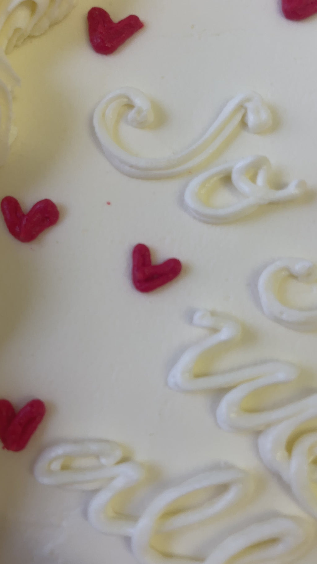 Torta Corazón blanca con corazones rojos
