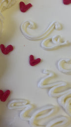 Torta Corazón blanca con corazones rojos
