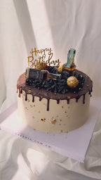 Torta elegante con botellas y chocolates
