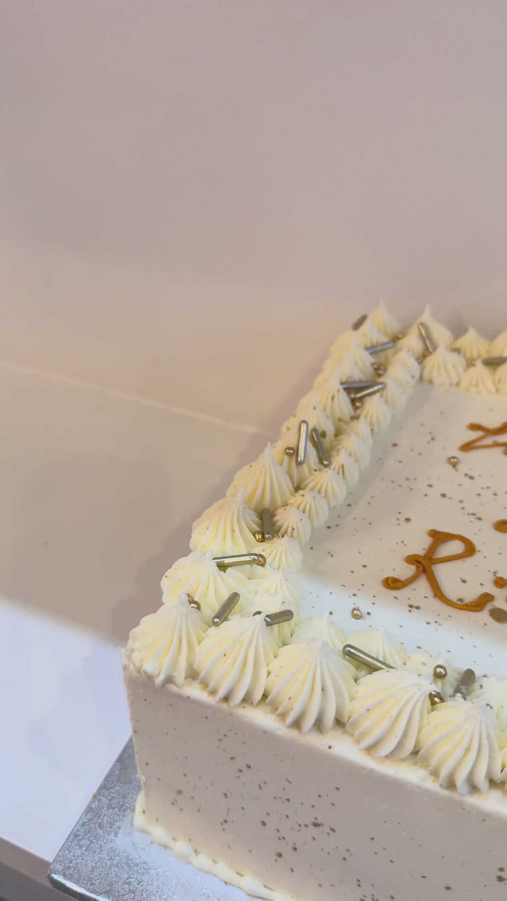 Torta cuadrada en crema con dorado