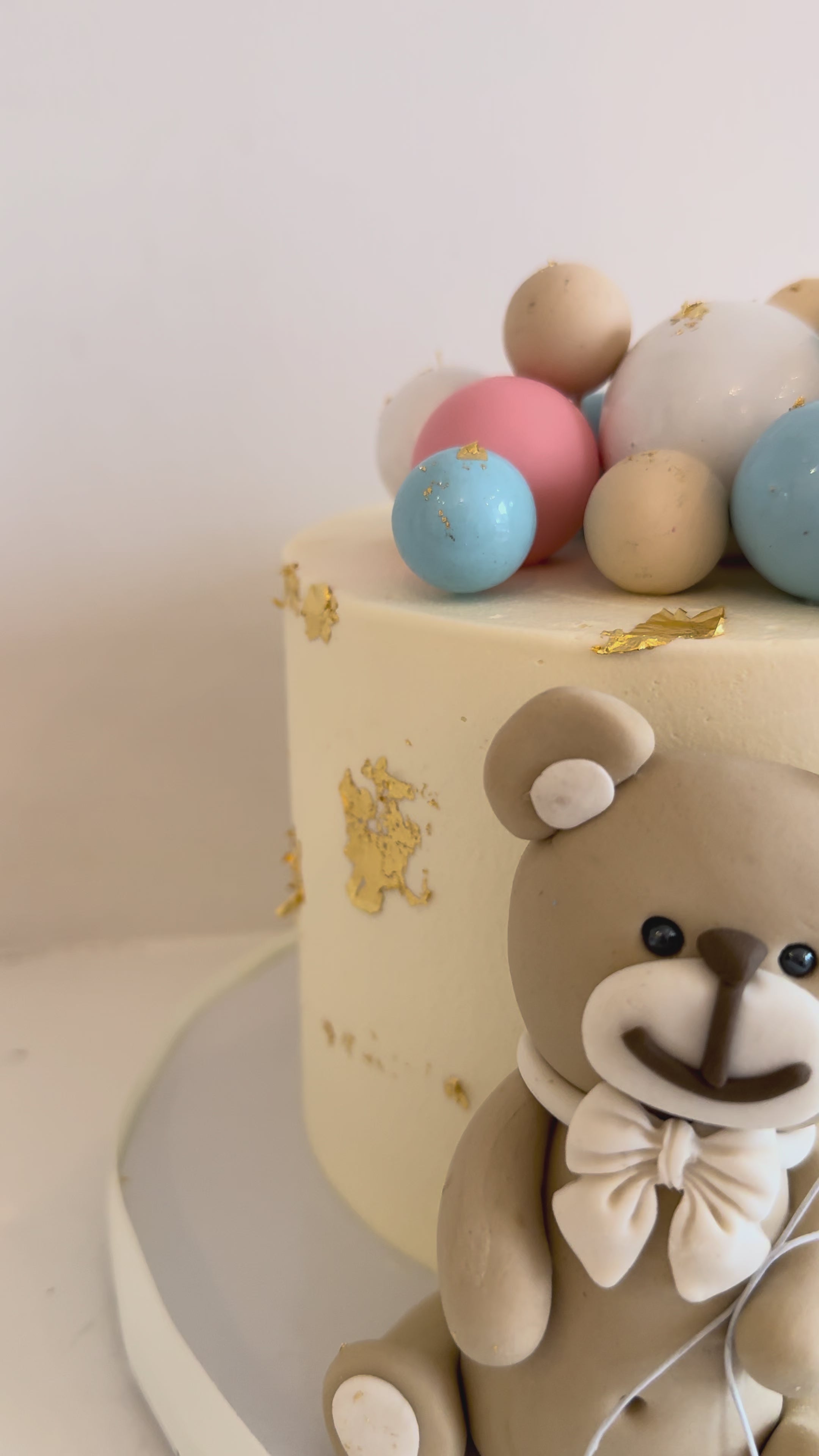 Torta oso con esferas pastel 
