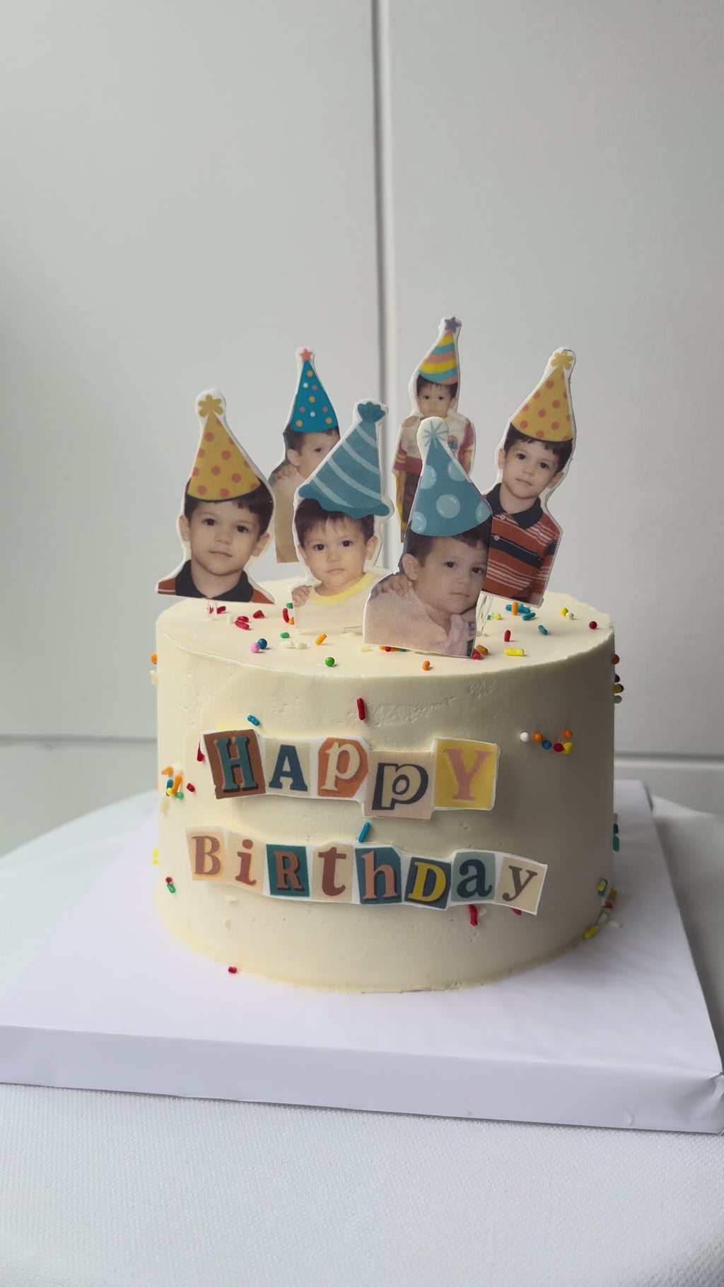 Torta Con fotos y gorros feliz cumpleaños