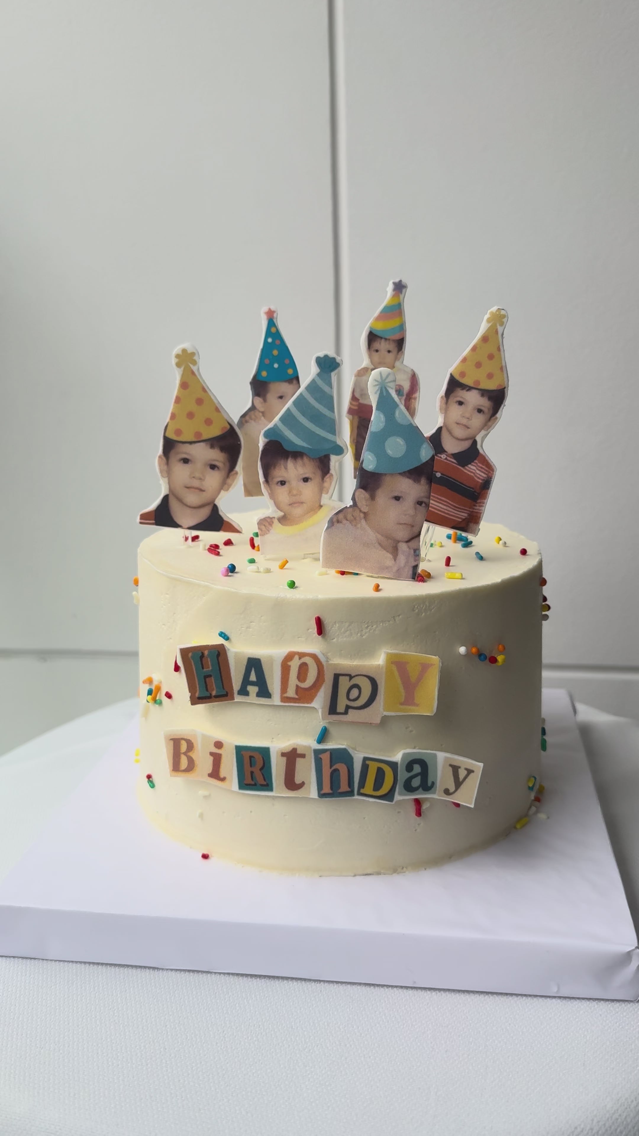 Torta Con fotos y gorros feliz cumpleaños